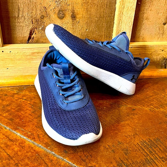 Women’s Tennis Shoes - Picture 3 of 3